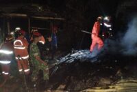 Foto: TNI-Polri bersama petugas Damkar Kabupaten Trenggalek hadir dengan sigap, menjinakkan si jago merah