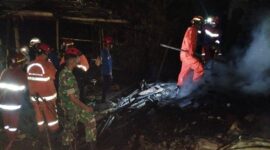 Foto: TNI-Polri bersama petugas Damkar Kabupaten Trenggalek hadir dengan sigap, menjinakkan si jago merah