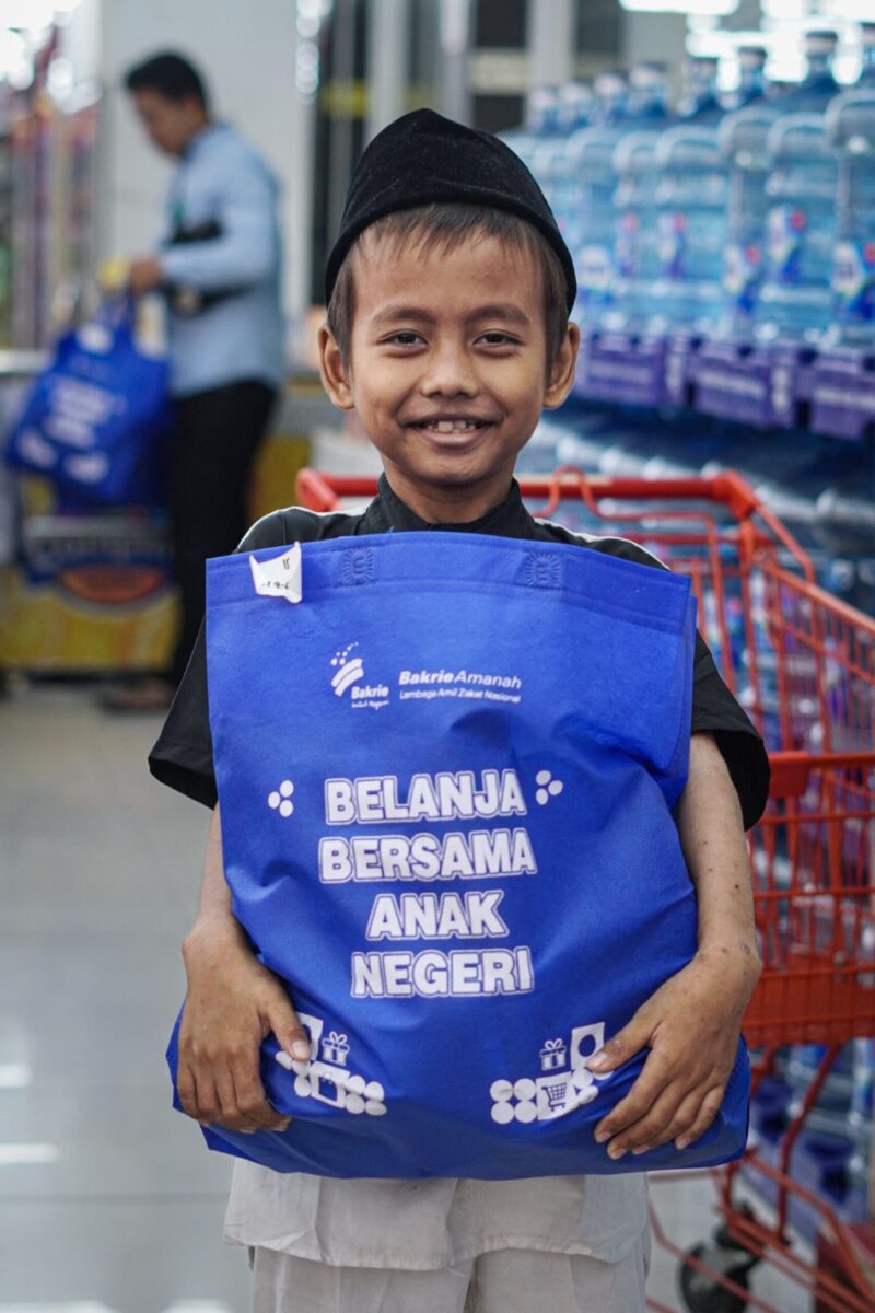 Foto: Sinergi Kebaikan untuk Senyum Anak Negeri: 480 Anak Yatim Dhuafa Belanja Bersama Bakrie Amanah