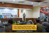 Foto: Drs. Arifin mengucapkan selamat kepada delapan kelurahan yang telah mewakili kecamatan