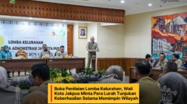 Foto: Drs. Arifin mengucapkan selamat kepada delapan kelurahan yang telah mewakili kecamatan