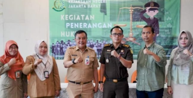 Foto: Kepala Seksi Intelijen Kejari Jakbar, Marjuki dan Asisten Pemerintahan Sekretaris Kota Jakarta Barat, Firmanuddin Ibrahim