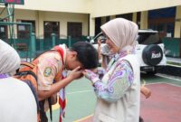 Foto: Ketua Persit Kartika Chandra Kirana (KCK) Cabang XV Kodim 0501 PD Jaya, Ny. Ponti Lukwinanti Harry Ismail, melaksanakan kunjungan kerja ke Sekolah Dasar (SD) dan Sekolah Menengah Pertama (SMP) Kartika X-1 yang berada di bawah naungan Yayasan Kartika Jaya