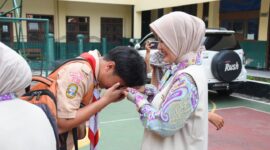 Foto: Ketua Persit Kartika Chandra Kirana (KCK) Cabang XV Kodim 0501 PD Jaya, Ny. Ponti Lukwinanti Harry Ismail, melaksanakan kunjungan kerja ke Sekolah Dasar (SD) dan Sekolah Menengah Pertama (SMP) Kartika X-1 yang berada di bawah naungan Yayasan Kartika Jaya