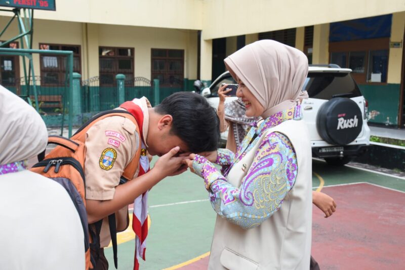 Foto: Ketua Persit Kartika Chandra Kirana (KCK) Cabang XV Kodim 0501 PD Jaya, Ny. Ponti Lukwinanti Harry Ismail, melaksanakan kunjungan kerja ke Sekolah Dasar (SD) dan Sekolah Menengah Pertama (SMP) Kartika X-1 yang berada di bawah naungan Yayasan Kartika Jaya
