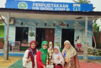 Foto: Siswa berprestasi Khanza Adelia Shakila didampingi kepsek SDN Grogol Utara 16 Ibu Dewi Mulyana dan Guru pembimbing Ibu Cita dan Ibu Siti
