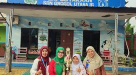 Foto: Siswa berprestasi Khanza Adelia Shakila didampingi kepsek SDN Grogol Utara 16 Ibu Dewi Mulyana dan Guru pembimbing Ibu Cita dan Ibu Siti