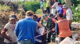 Babinsa Desa Sumberagung Koramil 0808/15 Gandusari Kodim 0808/Blitar Serda Candra bersama warga yang tergabung dalam Kelompok Tani (Poktan) Tirto Agung Dusun Loding RT. 1 RW. 6 Desa Sumberagung Kecamatan Gandusari Kab. Blitar