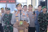 Kapolres Metro Jakarta Barat, Kombes Pol Twedi Aditya Bennyahdi, didampingi Dandim 0503/JB Kolonel Kav Sigit Dharma Wiryawan, Kabag Ops Akbp Tri Bayu Nugroho, Kapolsek Cengkareng Kompol Abdul jana dan para PJU Polres Metro Jakarta Barat