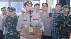 Kapolres Metro Jakarta Barat, Kombes Pol Twedi Aditya Bennyahdi, didampingi Dandim 0503/JB Kolonel Kav Sigit Dharma Wiryawan, Kabag Ops Akbp Tri Bayu Nugroho, Kapolsek Cengkareng Kompol Abdul jana dan para PJU Polres Metro Jakarta Barat