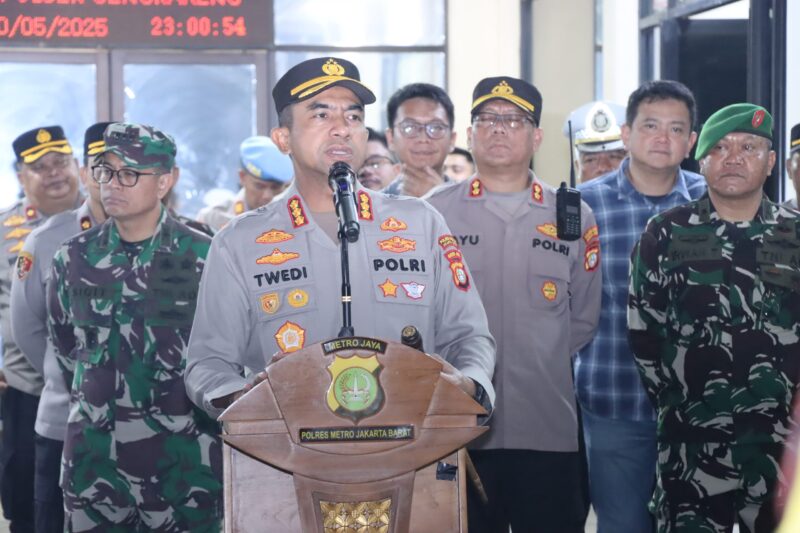 Kapolres Metro Jakarta Barat, Kombes Pol Twedi Aditya Bennyahdi, didampingi Dandim 0503/JB Kolonel Kav Sigit Dharma Wiryawan, Kabag Ops Akbp Tri Bayu Nugroho, Kapolsek Cengkareng Kompol Abdul jana dan para PJU Polres Metro Jakarta Barat