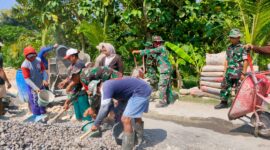 Lettu Inf Suparman  Walaupun di hari libur Anggota Satgas TMMD tetap melaksanakan tugas dan sudah menjadi komitmen TNI dalam mensejahterakan masyarakat