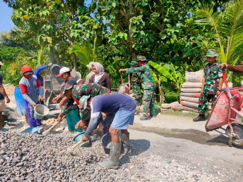 Lettu Inf Suparman  Walaupun di hari libur Anggota Satgas TMMD tetap melaksanakan tugas dan sudah menjadi komitmen TNI dalam mensejahterakan masyarakat