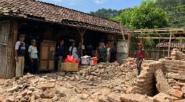 Jajaran Koramil 0806-11/Panggul bersama Pos Unit BPBD Kecamatan Panggul dan relawan Kampung Siaga Bencana (KSB) bergerak cepat