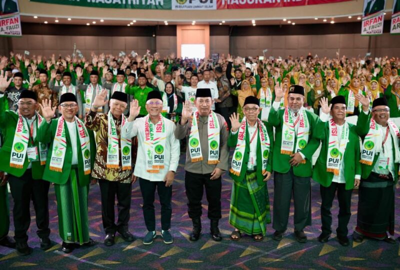 Menteri Koordinator Bidang Pangan Zulkifli Hasan, bersama Kapolri menghadiri acara pembukaan Muktamar PUI ke-15 di Convention Hall Smesco, Pancoran