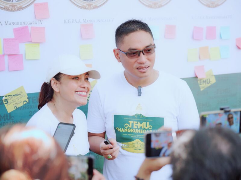 Foto: Keluarga Kesultanan Johor Malaysia GRAy Retno Astrini Bersama Willy Lesmana Putra Perwakilan Keluarga Besar Mangkunegaran. (Dok/Fhm/Okj).