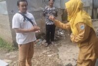 Foto: Kepala Satuan Pelaksana (Kasatpel) Bina Marga Matraman, Nessy Oktavia saat Peninjauan Lokasi Pengaspalan. (Dok-Istimewa).