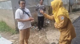 Foto: Kepala Satuan Pelaksana (Kasatpel) Bina Marga Matraman, Nessy Oktavia saat Peninjauan Lokasi Pengaspalan. (Dok-Istimewa).