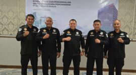 Caption: Karyadi, Drs. Adi Kuntoro, Kombes Pol. Hadianur, AKBP Hendrik dan AKBP Hadi Susanto