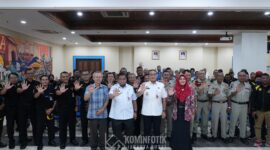 Drs. Arifin Wali Kota Administrasi Jakarta Pusat bersama Rachmat Kasuban Kesbangpol, Direktorat Ormas Kemendagri, akademi, dan praktis.
