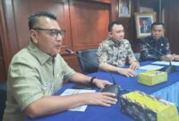 Ketua PWI Jaya Kesit B Handoyo bersama Wali Kota Jakarta Utara Hendra Hidayat (tengah) dan Muhammad Andri, asisten sekretaris kesejahteraan Seko Jakut.