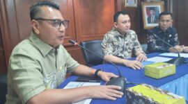 Ketua PWI Jaya Kesit B Handoyo bersama Wali Kota Jakarta Utara Hendra Hidayat (tengah) dan Muhammad Andri, asisten sekretaris kesejahteraan Seko Jakut.