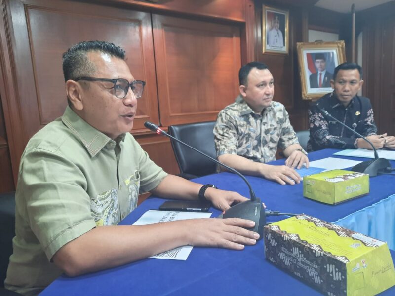 Ketua PWI Jaya Kesit B Handoyo bersama Wali Kota Jakarta Utara Hendra Hidayat (tengah) dan Muhammad Andri, asisten sekretaris kesejahteraan Seko Jakut.