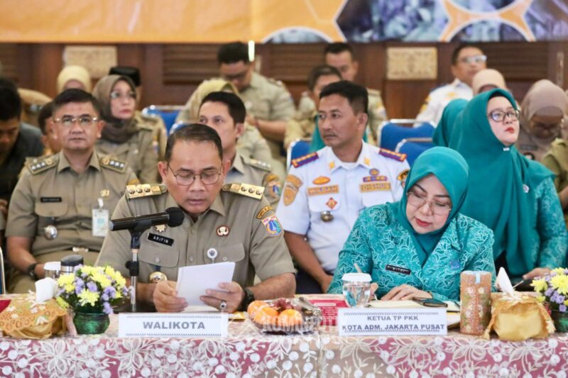 Wali Kota bersama ketua PKK dan bersama seluruh ASN Jakpus 