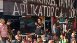 Foto: Rendy Prasetyo selaku Ketua Abjarsi, Aries Renaldi dan Kemed sebagai perwakilan driver online roda empat dan roda dua, Laura Valentyna Siregar dari kalangan UMKM