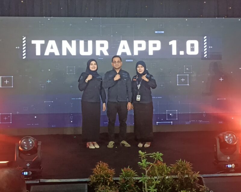 Foto: Pemilik PT Tanurmutmainah Bapak Muhammad Reza Pahlevi dan jajaran direksi