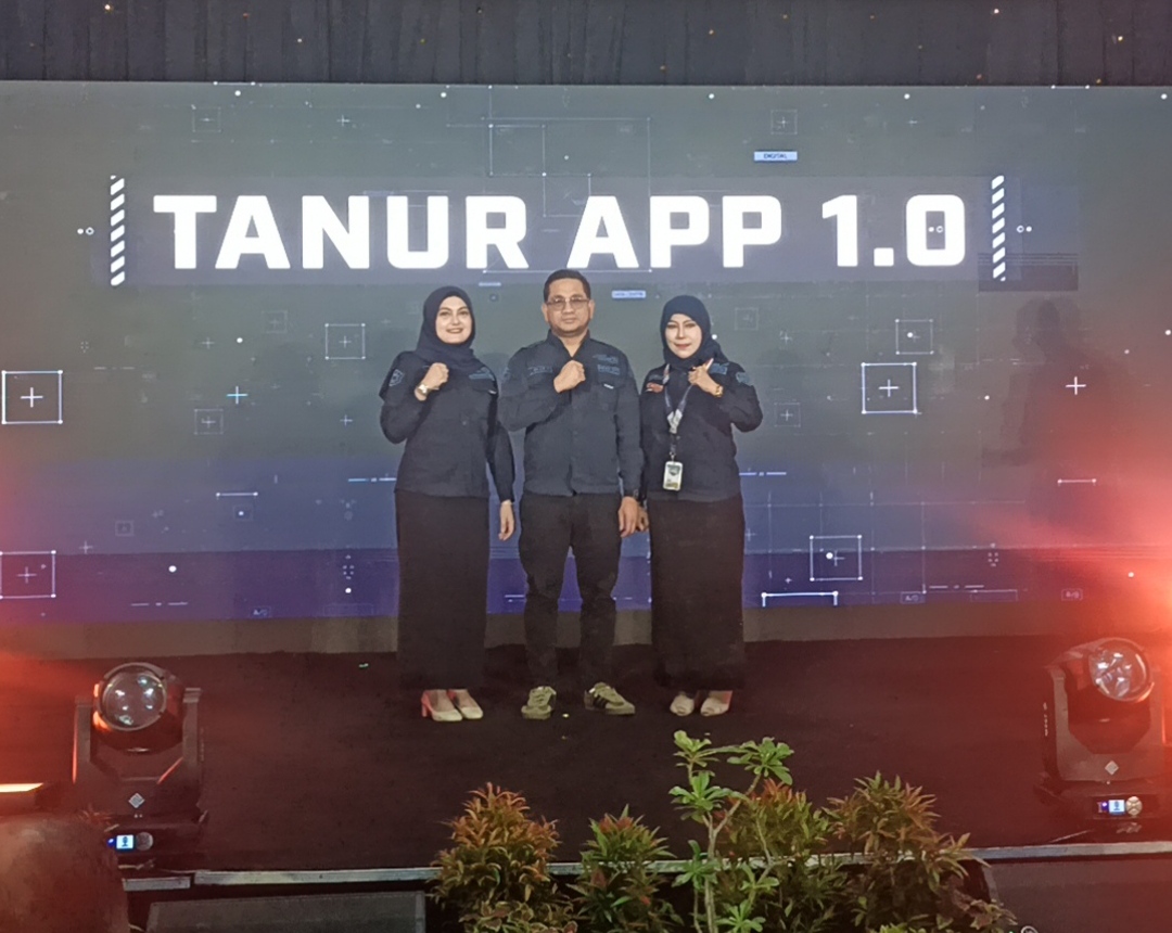 Foto: Pemilik PT Tanurmutmainah Bapak Muhammad Reza Pahlevi dan jajaran direksi