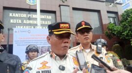 Kepala Satpol PP Jakpus, Tumbur Parluhutan Purba bersama Bayu Kasie Trantibum Pol PP Wali Kota Jakpus ( Foto dox okjakarta )
