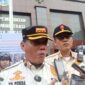 Kepala Satpol PP Jakpus, Tumbur Parluhutan Purba bersama Bayu Kasie Trantibum Pol PP Wali Kota Jakpus ( Foto dox okjakarta )