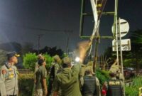 Polisi dan Tiga Pilar Tertibkan Atribut Ormas Tak Sesuai Ketentuan. Foto: (Dok - Humas Polres Metro Bekasi Kota).