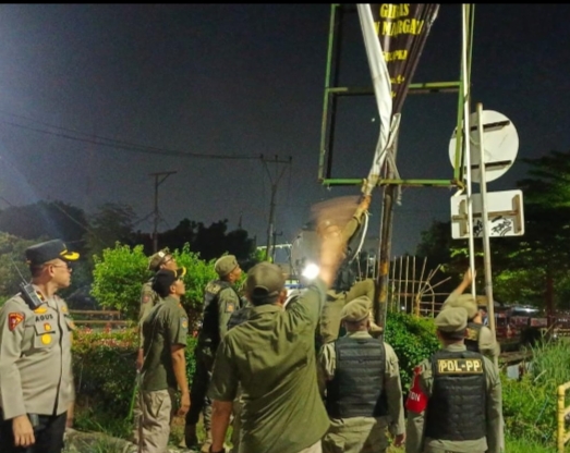 Polisi dan Tiga Pilar Tertibkan Atribut Ormas Tak Sesuai Ketentuan. Foto: (Dok - Humas Polres Metro Bekasi Kota).