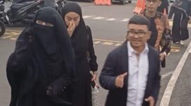 Foto: Umi Pipik bersama Tim Kuasa Hukum saat Tiba di Polda Metro Jaya, Kamis (22/5/25).