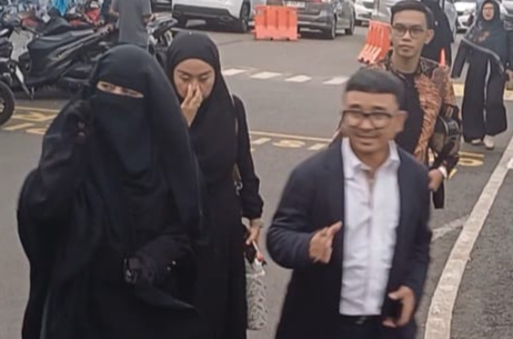 Foto: Umi Pipik bersama Tim Kuasa Hukum saat Tiba di Polda Metro Jaya, Kamis (22/5/25).