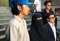 Foto: Umi Pipik Ditemani Sang Anak Tercinta dan Tim Kuasa Hukum Usia Membuat Laporan Polisi di SPKT Polda Metro Jaya, Kamis (22/5/25). (Dok-Istimewa).
