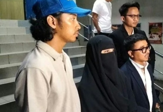 Foto: Umi Pipik Ditemani Sang Anak Tercinta dan Tim Kuasa Hukum Usia Membuat Laporan Polisi di SPKT Polda Metro Jaya, Kamis (22/5/25). (Dok-Istimewa).
