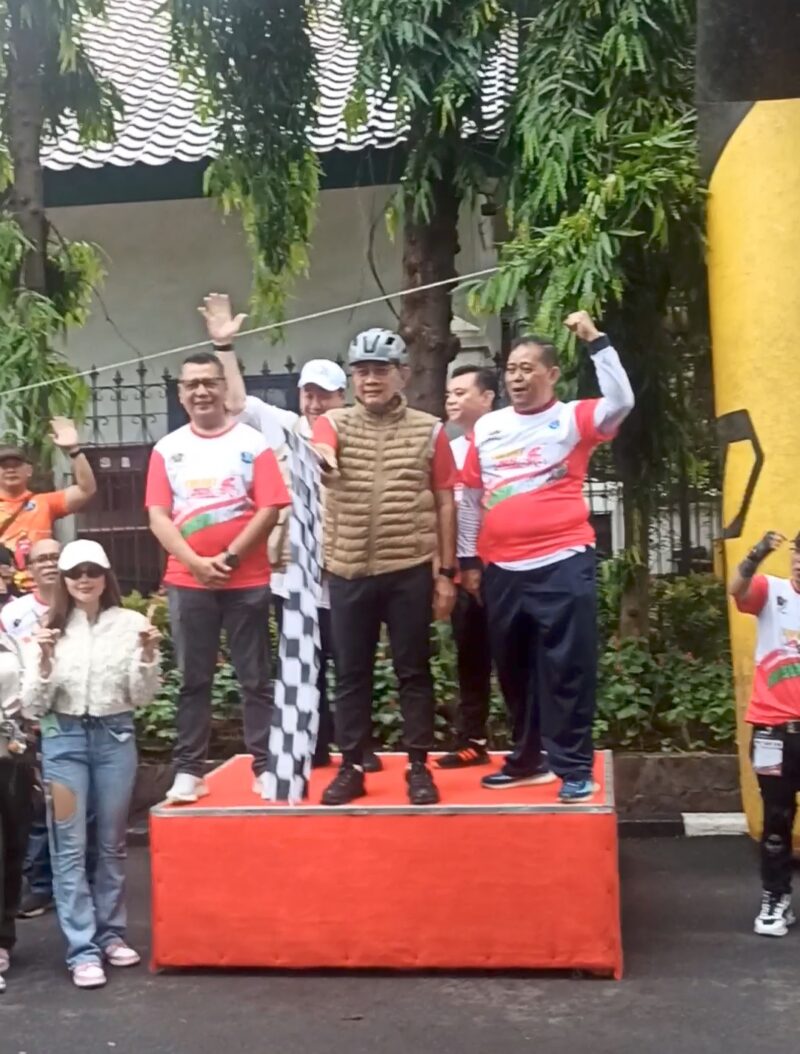 Drs.Arifin Wali Kota Jakpus melepas 1.250 peserta Fun Bike Siwo PWI Jaya 2025