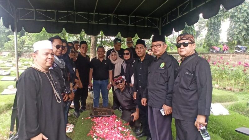 Rombongan ziarah dipimpin oleh Presiden KAI, Dr. Nasrullah Nawawi, S.H., M.H., bersama Sekjen Dr (C) Antoni, S.H., M.H., serta Penasihat KAI, Erman Umar, S.H. Hadir pula sejumlah advokat senior serta anggota dari berbagai wilayah
