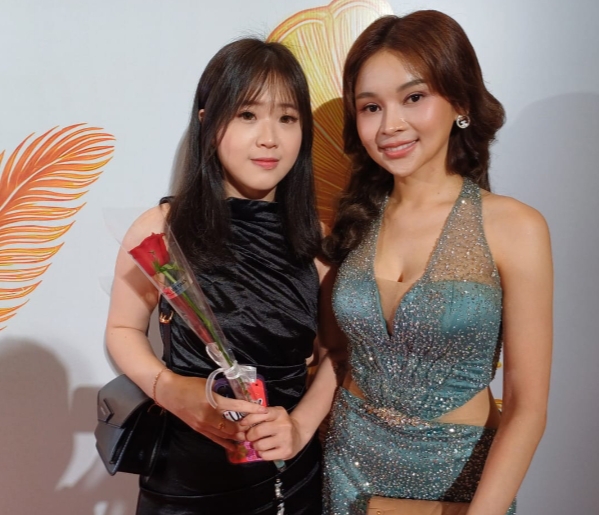 Foto: Mami Yessica dan Lyn, Kreator Konten TikTok dan live streaming (YouTube). (Dok/Fhm/Okj).