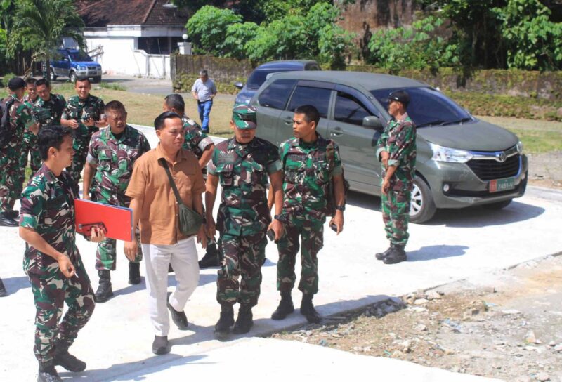 Kolonel Inf Tri Aji Sartono, M.Han., melakukan peninjauan ke lokasi dan Komandan Kodim 0806/Trenggalek, Letkol Inf Edy Sunarko, S.Sos., yang turut mendampingi kegiatan tersebut.