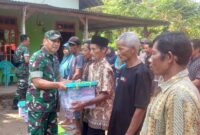 Dandim 0806/Trenggalek Letkol Inf Edy Sunarko, S.Sos., berikan bantuan kepada 20 kepala keluarga yang paling terdampak di lokasi bencana.