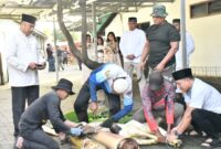 Korem 081/DSJ menyembelih hewan kurban sebanyak 1 ekor sapi dan 5 ekor kambing.