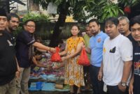 Pokja PWI Jakarta Barat memberikan daging kurban kepada warga sekitar