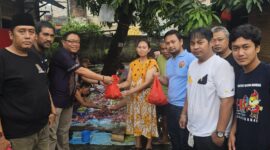 Pokja PWI Jakarta Barat memberikan daging kurban kepada warga sekitar