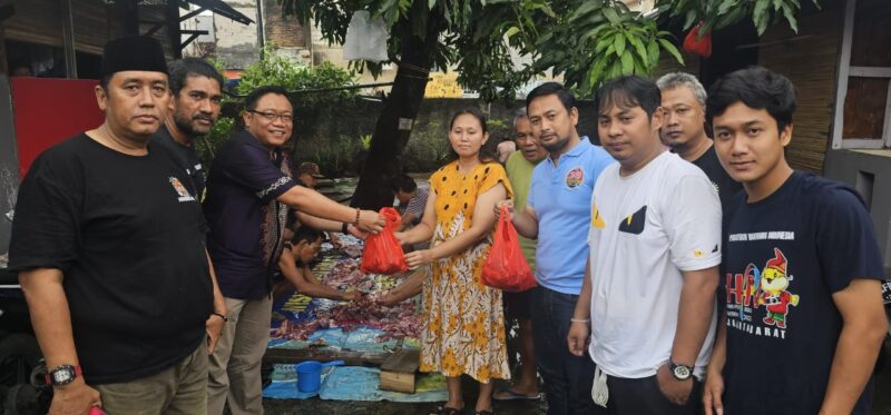 Pokja PWI Jakarta Barat memberikan daging kurban kepada warga sekitar
