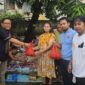 Pokja PWI Jakarta Barat memberikan daging kurban kepada warga sekitar
