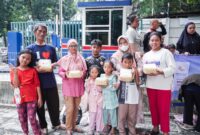 Warga menerima daging dari Bakrie Amanah